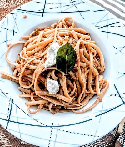 Linguine au caviar d'aubergine, citron et chèvre frais