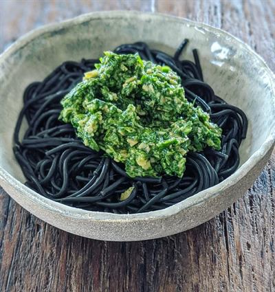 Spaghetti à l'encre de seiche, pesto de roquette, mâche et olives