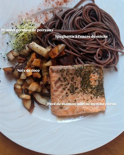 Saumon mariné menthe-citron-coco et spaghetti à l'encre