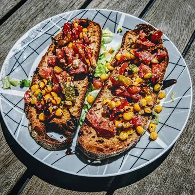 Bruschetta tomates, poivrons, maïs et parmesan