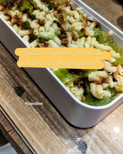 Salade de pâtes au persil du jardin, ail et tomates jaunes