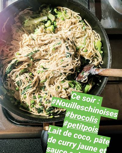 Nouilles chinoises, brocolis et petits pois au lait de coco et curry jaune