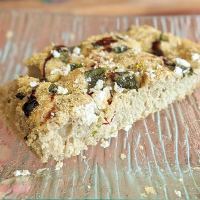 Focaccia maison à la feta, au basilic et au balsamique
