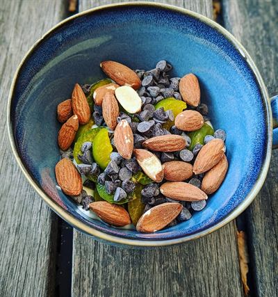 Bol fromage blanc, prunes reine-claude et pépites de chocolat