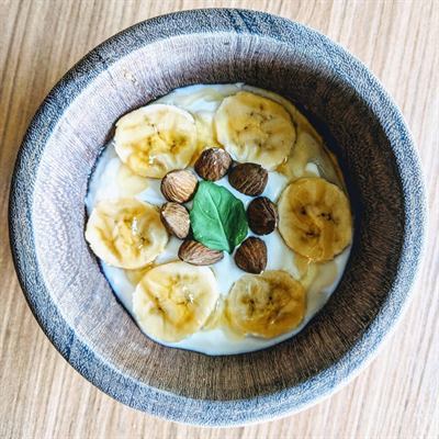 Bol banane, basilic, amandes et miel d'acacia