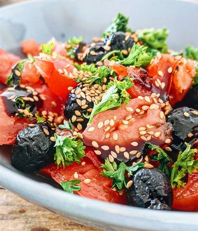 Salade de tomates cœur de bœuf, olives noires et sésame