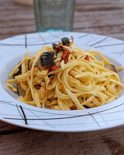 Fettuccine aux courgettes, tomates séchées et camembert di bufala