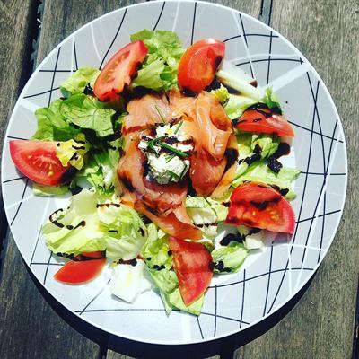 Salade de saumon fumé, olives noires et tartare