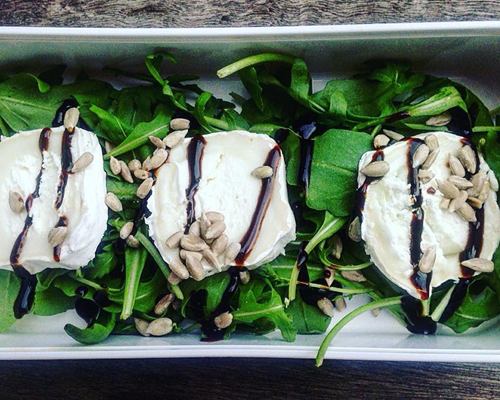 Chèvre, roquette et graines de tournesol