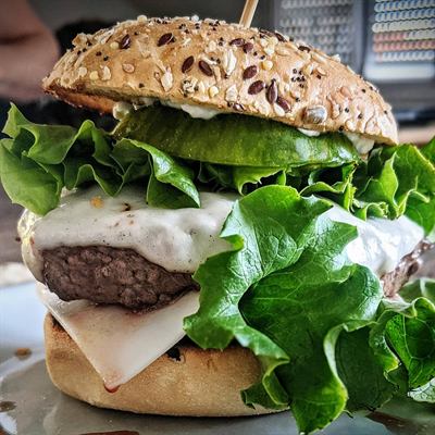 Burger maison au chèvre et à la tomate verte