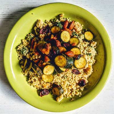 Tajine végétarien semoule, courgettes et cranberries