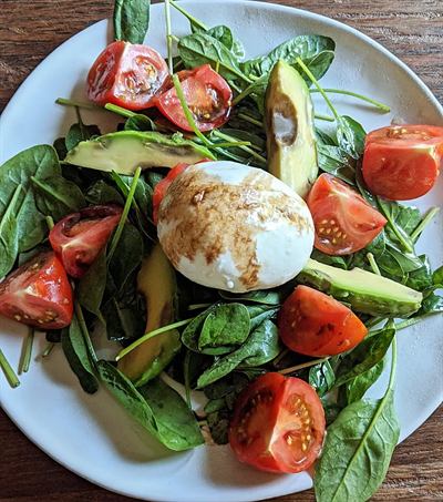 Salade d'été épinards, mozzarella di bufala et avocat
