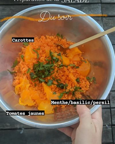 Salade de carottes et tomates jaunes aux herbes fraîches