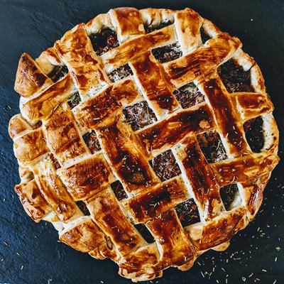 Tourte tressée aux légumes, chèvre et coriandre