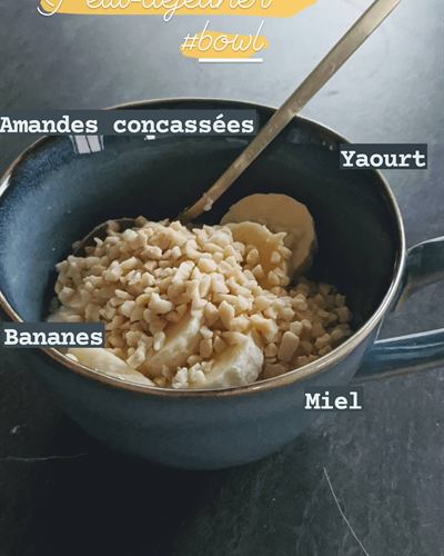 Bol yaourt, banane, amandes concassées et miel