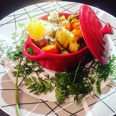 Cocotte de carottes, pommes de terre et œuf mollet