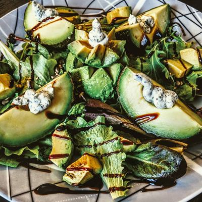 Salade d'avocat au fromage frais et balsamique