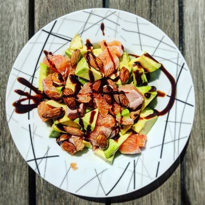 Avocat tropical aux dés de saumon cru et amandes