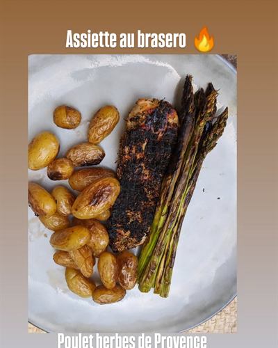 Assiette au brasero : poulet aux herbes, asperges et pommes de terre