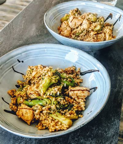 Riz aux brocolis et poulet, sauce soja et pointe de curry