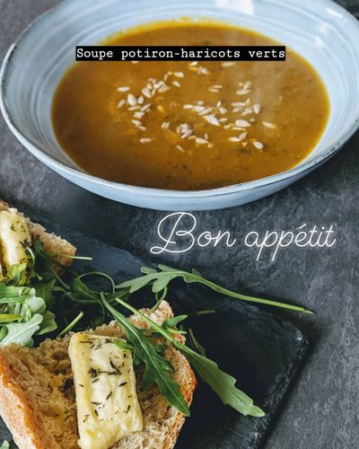 Soupe potiron-haricots verts et tartine seigle, chèvre et roquette