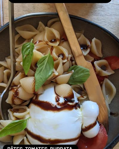 La salade de pâtes de l'été : tomates, burrata et basilic