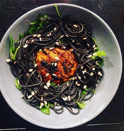 Nid de patate douce et spaghetti à l'encre de seiche