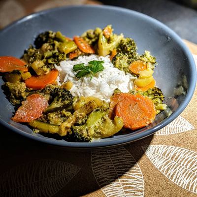 Riz basmati aux légumes, lait de coco, coriandre et paprika