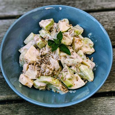 Salade de concombre, pomme verte et basilic à la crème légère