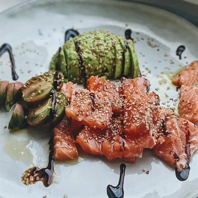 Tartare de saumon, avocat et sésame