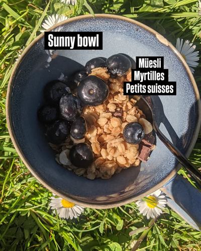 Sunny bowl petits-suisses, muesli et myrtilles