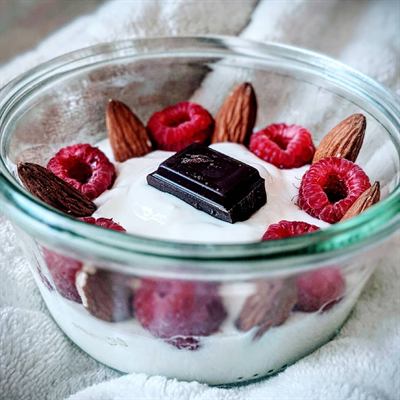 Bowl yaourt fermier, framboises et chocolat noir