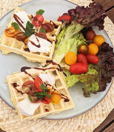 Gaufre de maïs, camembert de bufflonne et tomates cerises