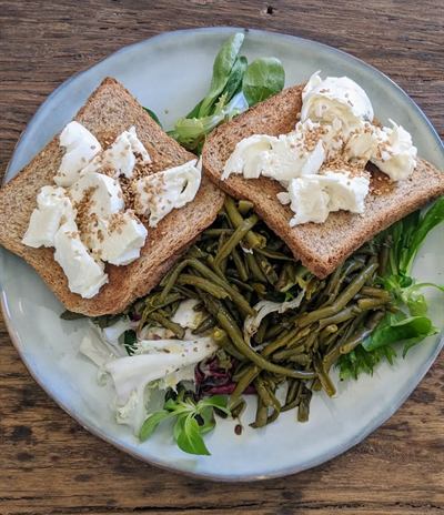 Mesclun, haricots verts à la ciboulette et toasts à la mozzarella