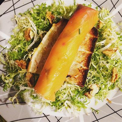 Rouleaux de saumon fumé au saint-félicien, salade aux noix