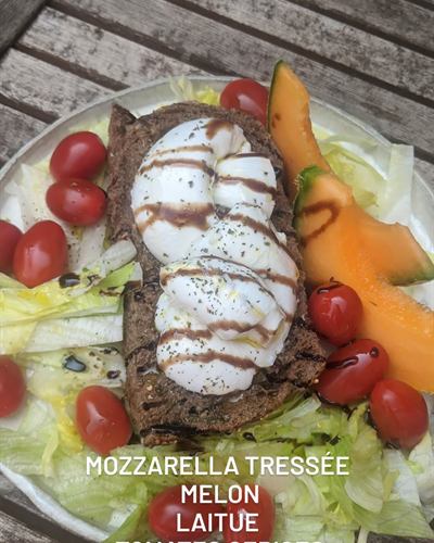 Assiette mozzarella tressée, melon et tomates cerises