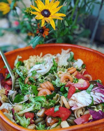 Salade de pâtes colorées, pêche jaune et olives vertes
