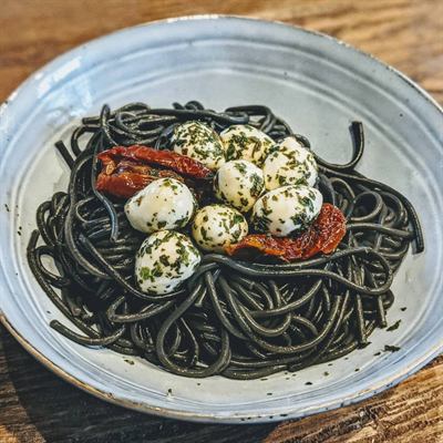 Nid de spaghetti à l'encre de seiche, mozzarella et menthe