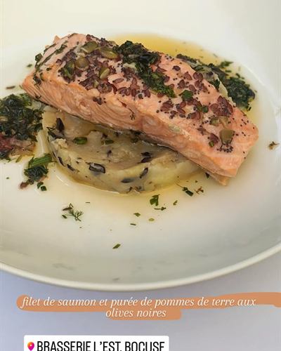 Filet de saumon et purée aux olives noires