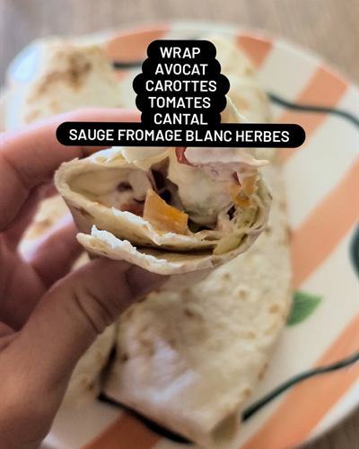 Wrap avocat, carottes, tomates et cantal, fromage blanc aux herbes