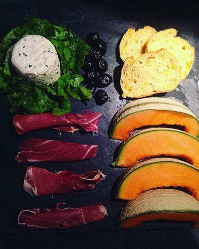 Planche du dimanche soir : jambon cru, melon et fromage aux herbes
