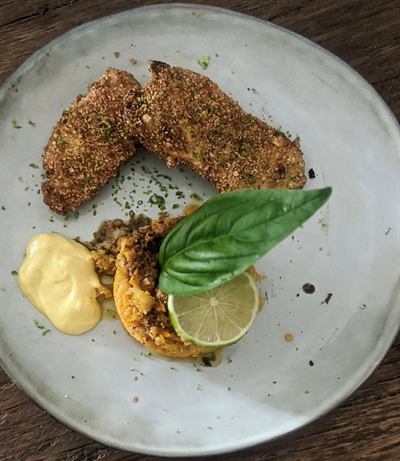 Dinde panée aux cacahuètes, écrasé carottes-courgettes et sauce curry