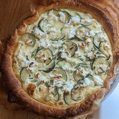 Tarte feuilletée courgettes, feta et herbes fraîches