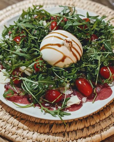 Carpaccio de bœuf, burrata, roquette et tomates cerises