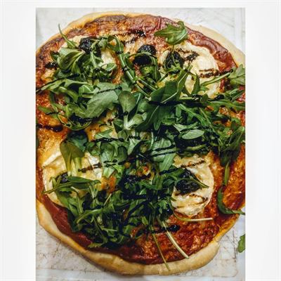 Pizza maison à la roquette