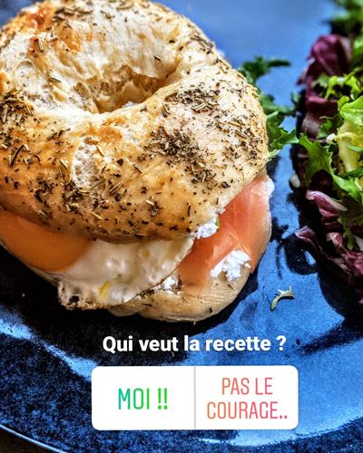 Bagel maison au saumon fumé, œuf au plat et fromage frais