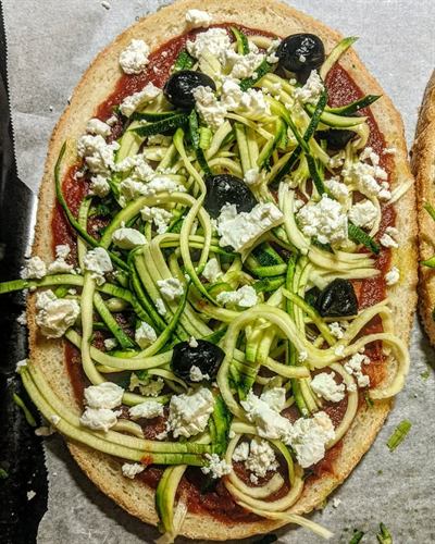 Bruschetta géante aux spaghettis de courgette, feta et olives