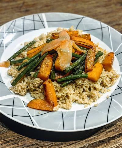 Semoule complète, légumes sautés et saumon fumé