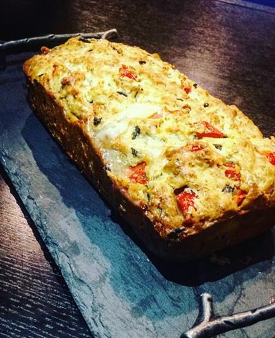 Cake salé aux poivrons, chèvre et olives noires