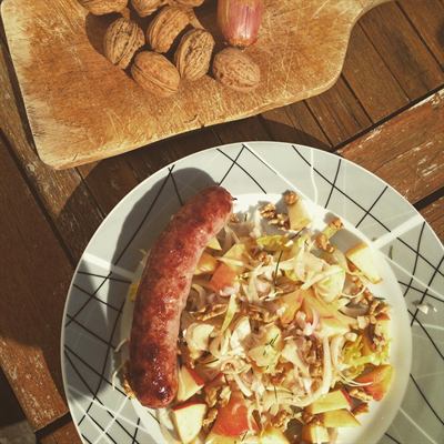 Saucisse de Toulouse et méli-mélo endives, pomme et noix